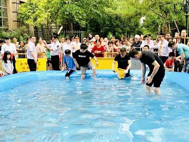 凯发k8一触即发物业六一活动现场