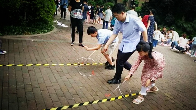 凯发k8一触即发物业六一活动现场